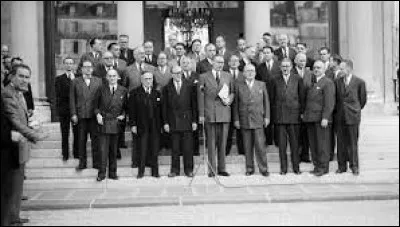 Ce 11 février, le gouvernement français a mis en place le SMIG (Salaire Minimum Interprofessionnel Garanti) ; ce salaire de base est alors établi pour relancer la consommation et à lutter contre la pauvreté : c'était en ...