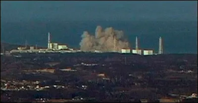 Ce 11 mars, un violent séisme sous-marin engendre un tsunami qui submerge la côte nord-est du Japon. Leau pénètre dans la centrale nucléaire de Fukushima : c'était en ...