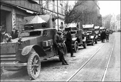 Ce 11 janvier, l'armée française occupe la Ruhr ; l'objectif est doccuper les centres de production de charbon et dacier de la Ruhr pour obtenir les montants dus par lAllemagne au titre des réparations : c'était en ...