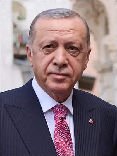 Dans quel sport le président turc Recep Tayyip Erdoğan a-t-il été semi-professionnel dans sa jeunesse ?