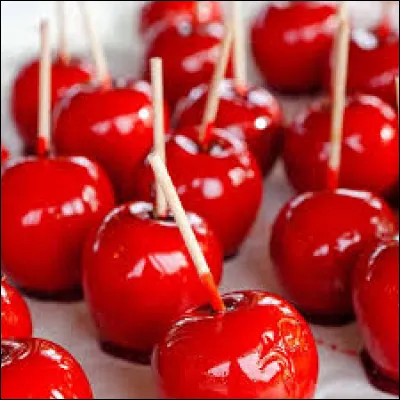 Après avoir fini, grâce à vous, je vais à table. Nous mangeons des pommes de terre et des saucisses, et ensuite nous dégustons le dessert.
C'est une... pomme d'amour ! 
Comment traduisons-nous cela en anglais ?