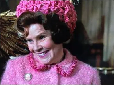 À quel poste Dolores est-elle d'abord nommée à Poudlard ?