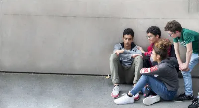 Tu vois quelqu'un se faire emb&ecirc;ter par des &eacute;l&egrave;ves, que fais-tu ?