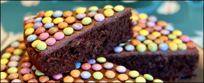 Avec quels bonbons est décoré ce gâteau ?