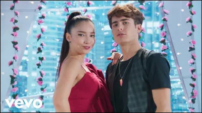 Comment s'appelle la fille sur cette photo ?