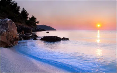 Comment appelle-t-on la trajectoire apparente du Soleil ?