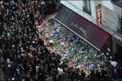 Ce 13 novembre, à Paris, des attentats islamistes visant le Bataclan et plusieurs terrasses font 130 morts et plus de 400 blessés : c'était en ...