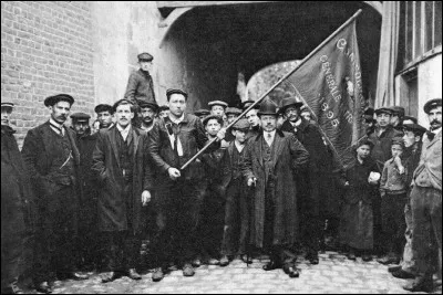 Ce 13 octobre, la Charte d'Amiens, adoptée par le 9e congrès de la CGT, assigne au syndicalisme le double objectif de la défense des revendications immédiates et quotidiennes des travailleurs, et de la lutte pour une transformation d'ensemble de la société ; elle proclame l'indépendance du syndicalisme vis-à-vis des partis politiques et de l'État : c'était en ...