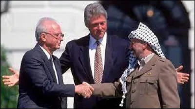 Ce 13 septembre, la déclaration de principes des accords d'Oslo est signée à Washington par Yitzhak Rabin, premier ministre israélien, Yasser Arafat, président du comité exécutif de l'OLP et Bill Clinton, président des États-Unis ; elle instaure un mode de négociations et pose une base pour une autonomie palestinienne : c'était en ...