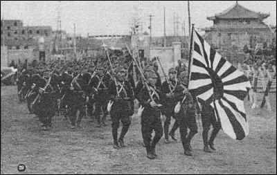 Ce 13 décembre, l'armée japonaise entre dans Nankin abandonnée par l'armée chinoise ; l'occupation de la ville va s'accompagner du massacre de dizaines de milliers d'habitants : c'était en ...