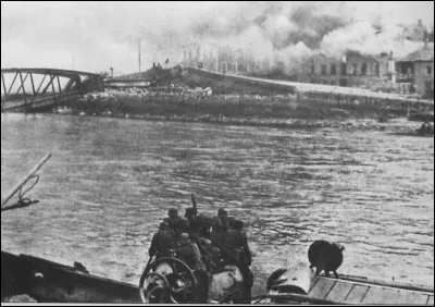 En 1940, l'armée allemande réalise une percée décisive à Sedan et franchit la Meuse le 13 ...