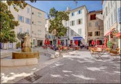 Cette ville des Bouches-du-Rhône, située à l'est de Marseille et peuplée de 36 000 habitants, c'est ...