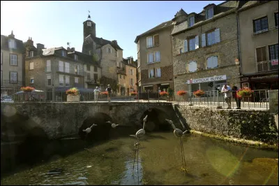 Cette commune du département de la Lozère, peuplée de 2 000 habitants, traversée par le Lot, c'est ...