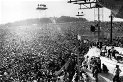 Ce 15 août, se tient pour trois jours le festival de Woodstock, festival de rock et musique folk et rassemblement emblématique de la contre-culture : c'était en ...