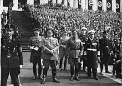 15 septembre, l'Allemagne nazie adopte les lois de Nuremberg - loi sur le drapeau du Reich, loi sur la citoyenneté du Reich, loi sur la protection du sang allemand et de l'honneur allemand : c'était en ...