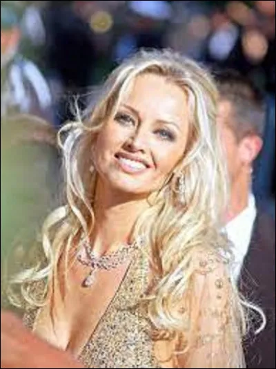 Née Adriana Sklenarikova, Adriana Karembeu a vu le jour à Brezno (Slovaquie) le 17 septembre 1971. Mannequin, actrice et animatrice de télévision slovaque et française, elle fut mariée au footballeur Christian Karembeu de 1998 à 2011. Pour quel grand couturier n'a-t-elle jamais défilé ?