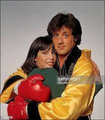 ''Rocky'' est une série cinématographique comportant neuf films tournés entre 1976 et 2023, dont huit ont comme acteur principal Sylvester Stallone. Dans lesquels de ces longs métrages, sa femme, Adrian ou Adrienne, meurt-elle d'un cancer ?