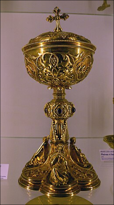 Dans plusieurs liturgies chrétiennes, comment s'appelle le vase sacré destiné à contenir les hosties consacrées par le prêtre durant la cérémonie eucharistique, soit pour les distribuer aux fidèles au moment de la communion, soit pour les conserver dans le tabernacle