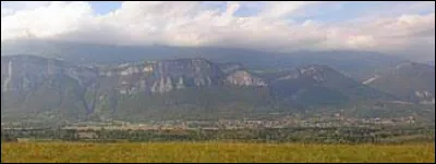 Cette commune de l'Is&egrave;re, peupl&eacute;e de 2500 habitants, situ&eacute;e dans le Gr&eacute;sivaudan, c'est ...