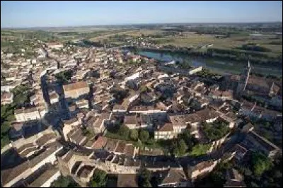 Cette commune de Gironde, peupl&eacute;e de 4 300 habitants, bourg fortifi&eacute; dominant la Garonne, c'est ...