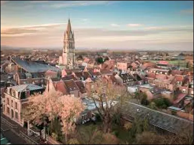 Cette ville du d&eacute;partement du Nord, peupl&eacute;e de 6 500 habitants, port fluvial sur le canal d'Aire, c'est ...