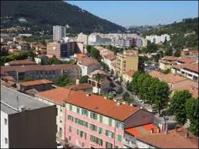 Cette ville de 10 000 habitants du d&eacute;partement des Alpes-Maritimes, situ&eacute;e dans l'agglom&eacute;ration ni&ccedil;oise, c'est ...
