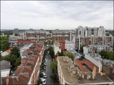 Cette ville de 46 000 habitants du d&eacute;partement de la Seine-Saint-Denis, situ&eacute;e au nord de Paris dans la plaine de France, c'est ...
