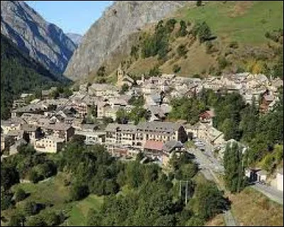 Cette commune des Hautes-Alpes, peupl&eacute;e de 450 habitants, situ&eacute;e dans la haute vall&eacute;e de la Romanche, au pied du massif de la Meije, c'est ...
