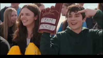 Quand elle arrive au lycée, qui devient les nouveaux amis de Jackie ?