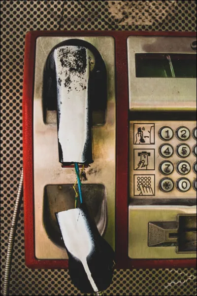 Quel objet Parker casse-t-elle ?