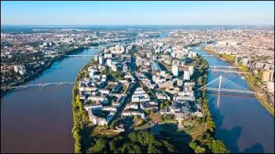 La ville de Nantes est située...