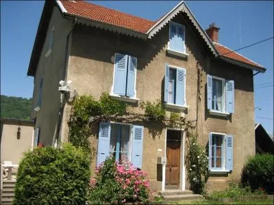 Comment se nomme ce genre de maison en raison de la fentre insre dans son toit ?