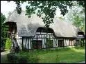 Quelle est cette maison au toit de chaume ?