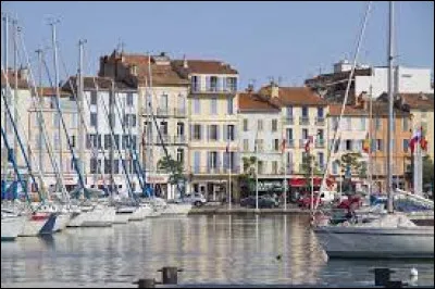 Cette ville de 62 000 habitants, situ&eacute;e au bord de la M&eacute;diterran&eacute;e dans le d&eacute;partement du Var, c'est ...
