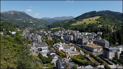 Cette commune du Puy-de-Dôme, peuplée de 1 800 habitants, importante station thermale, c'est ...