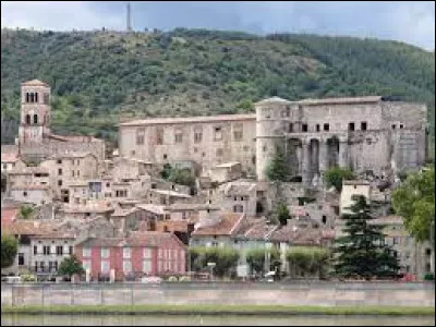 Cette petite ville de 4 800 habitants du d&eacute;partement de l'Ard&egrave;che, bord&eacute;e par le Rh&ocirc;ne, c'est ...