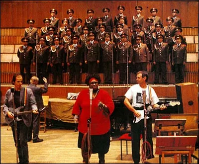 Les Chœurs de l'Armée rouge ont accompagné Jean-Jacques Goldman lors d'une tournée. Dans quel pays s'est-elle déroulée ?