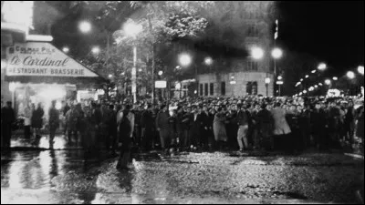 Ce 17 octobre à Paris, la répression meurtrière, par la police française, d'une manifestation pacifique d'Algériens organisée en soutien au FLN, fait des dizaines de morts et des dizaines de disparus, noyés dans la Seine : c'était en ...