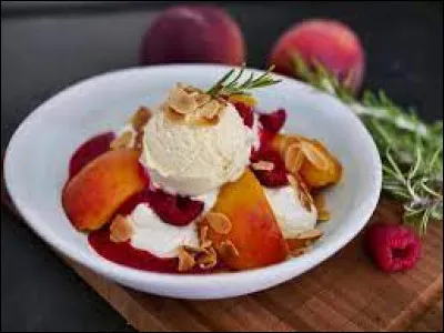 À quel célèbre chef cuisinier doit-on ce dessert portant le nom de 'pêche Melba' ?