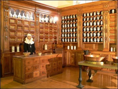 Autrefois, comment appelait-on les ancêtres des pharmaciens ?