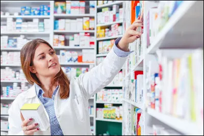 Dans une officine, comment appelle-t-on les employés et assistants d'un pharmacien ?