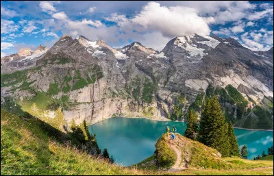 Je tombe sans me faire mal.
Qui suis-je ?