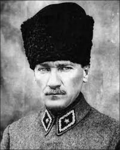 Qui est cet homme, fondateur et premier président de la république de Turquie de 1923 à 1938 ?