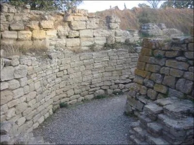 De quelle lgendaire cit Dardanos est-il l'anctre ?