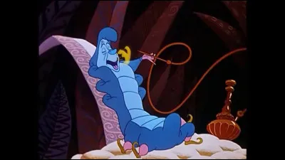 Dans "Alice au pays des merveilles", sur quoi la chenille fumant un houka est-elle posée ?