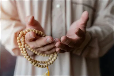 Quel nom porte cet objet fait de perles, utilisé lors de la récitation des prières dans la religion musulmane ?