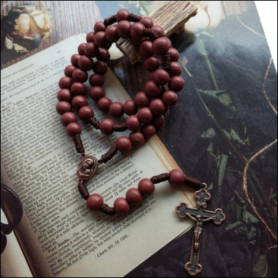 Quel est le nom de ce collier de grains utilisé lors des prières ?
