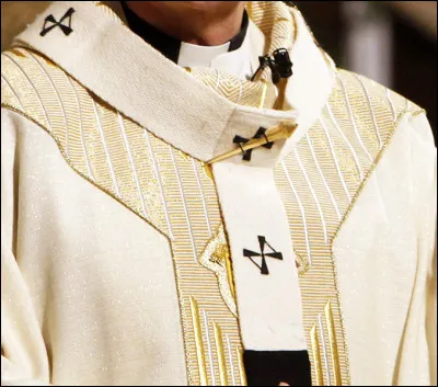 Quel nom donne-t-on à cette pièce d'étoffe blanche semée de croix noires, portée par le pape et les archevêques lors de la messe ?