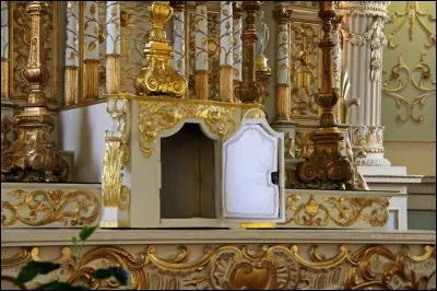 Quelle est cette petite armoire, présente dans les églises et destinée à recevoir le ciboire contenant la réserve eucharistique ?