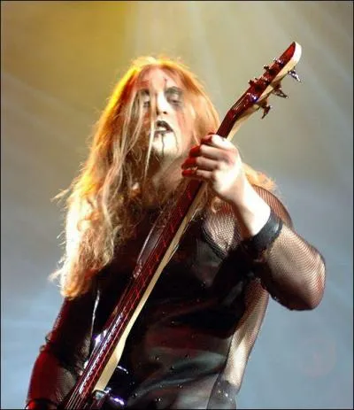 Le guitariste n°2 du groupe est :